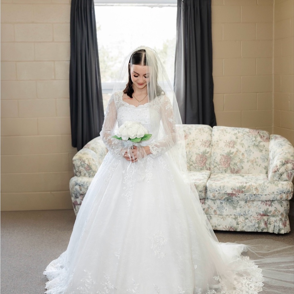Elegant White Lace Wedding Dress